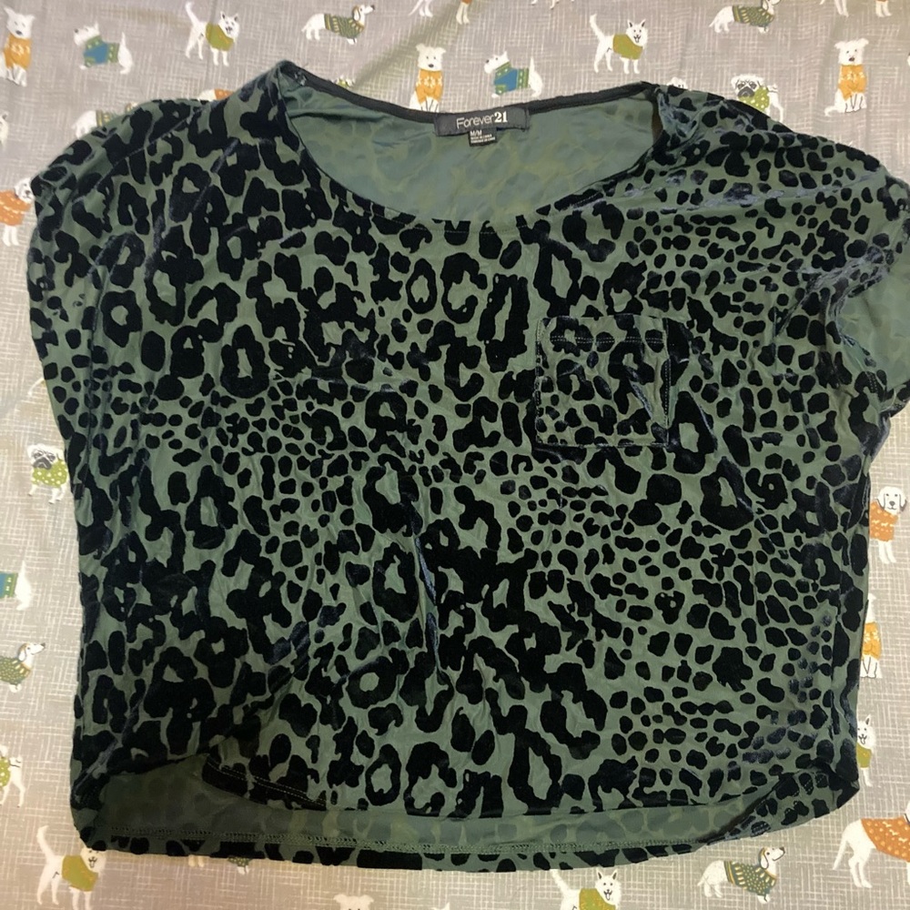 Green leopard forever 21 shirt Slightly cropped, leopard spots are velvet Size M